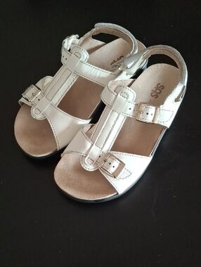 SAS White Leather T-Strap Buckle Sandals Sz 7.5W